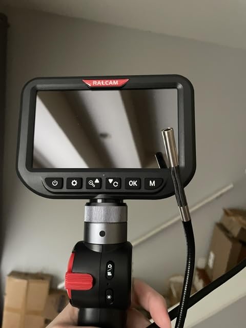 Ralcam F606B in der Hand gehalten, 5-Zoll-Bildschirm und Gewindeanschluss für Sonde – Kundenfoto